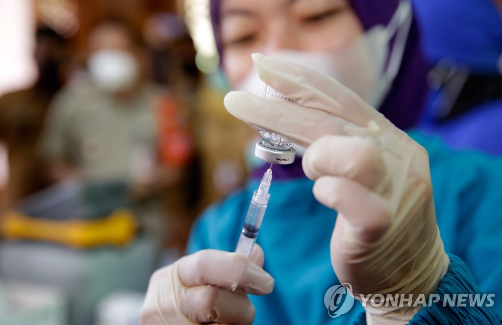 코로나 확산에 백신접종 18세 이상으로 늘린 인도네시아