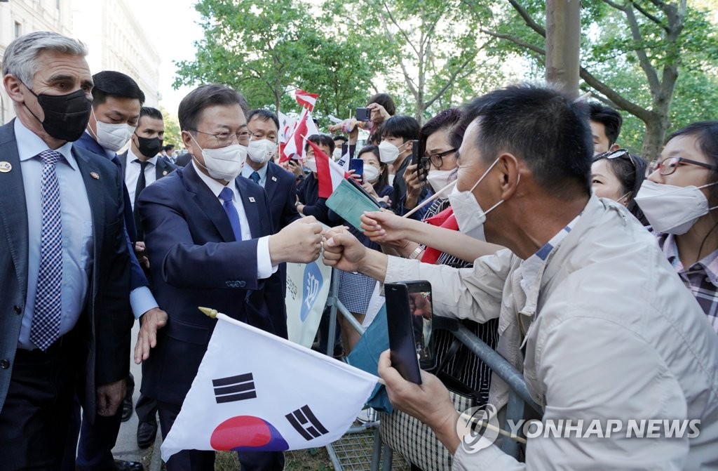 South Korean President Moon Jae-in is greeted by his compatriots living in Vienna, Austria, on June 14, 2021. (Yonhap)