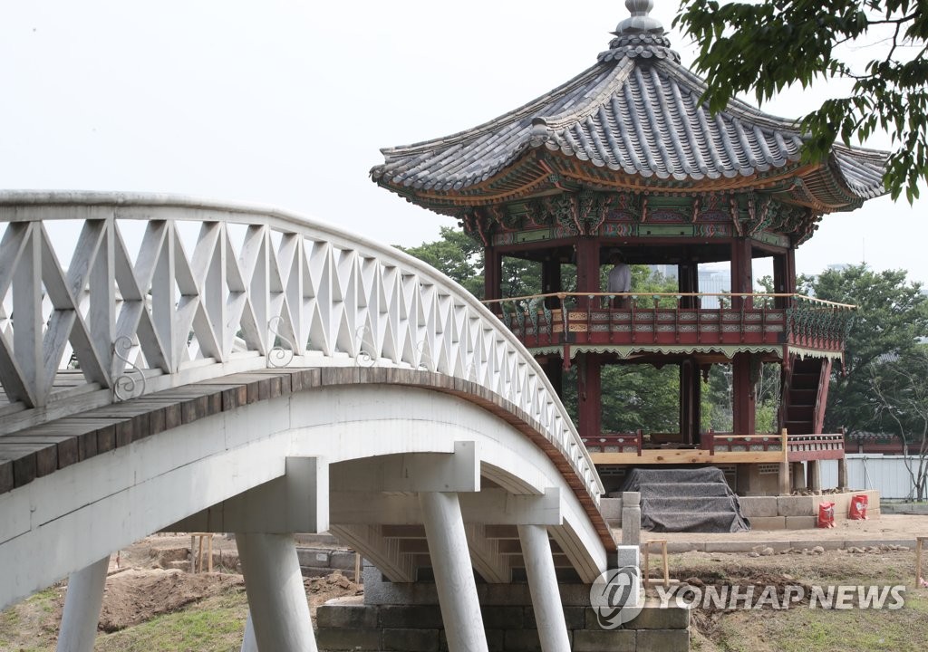 막바지 보수 공사 한창인 경복궁 향원정