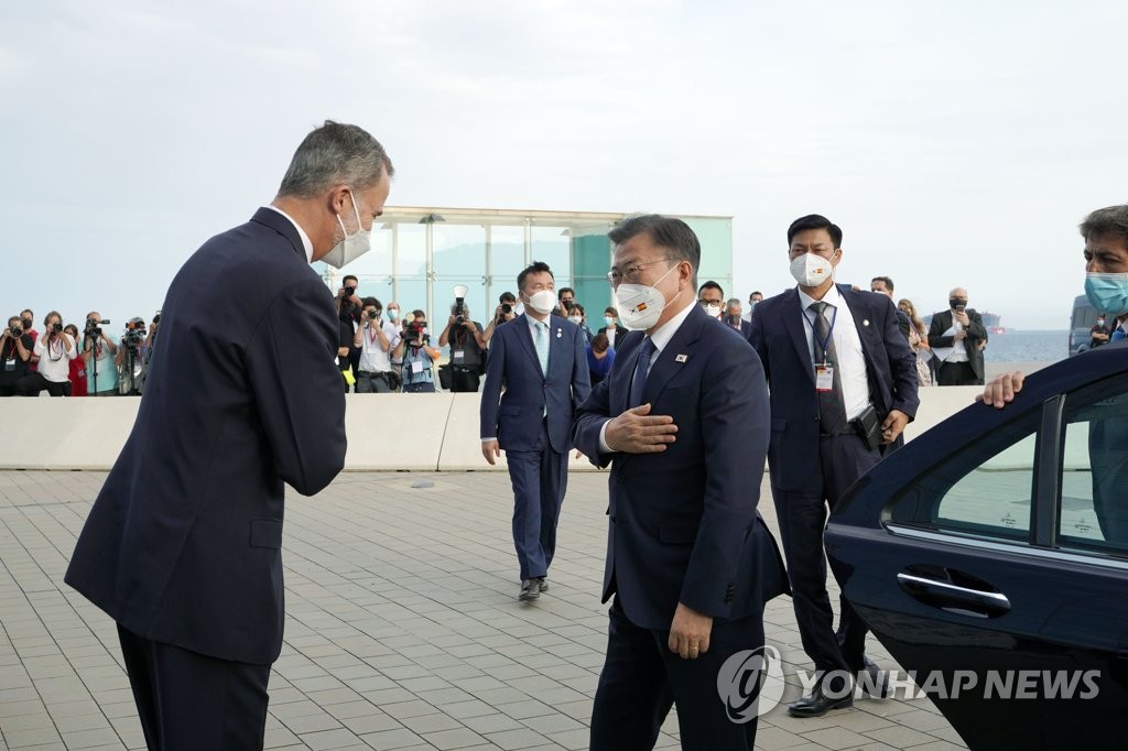 South Korean President Moon Jae-in (R) is greeted by Spanish King Felipe VI before attending the opening dinner of Spain's annual economic forum in Barcelona on June 16, 2021. (Yonhap)