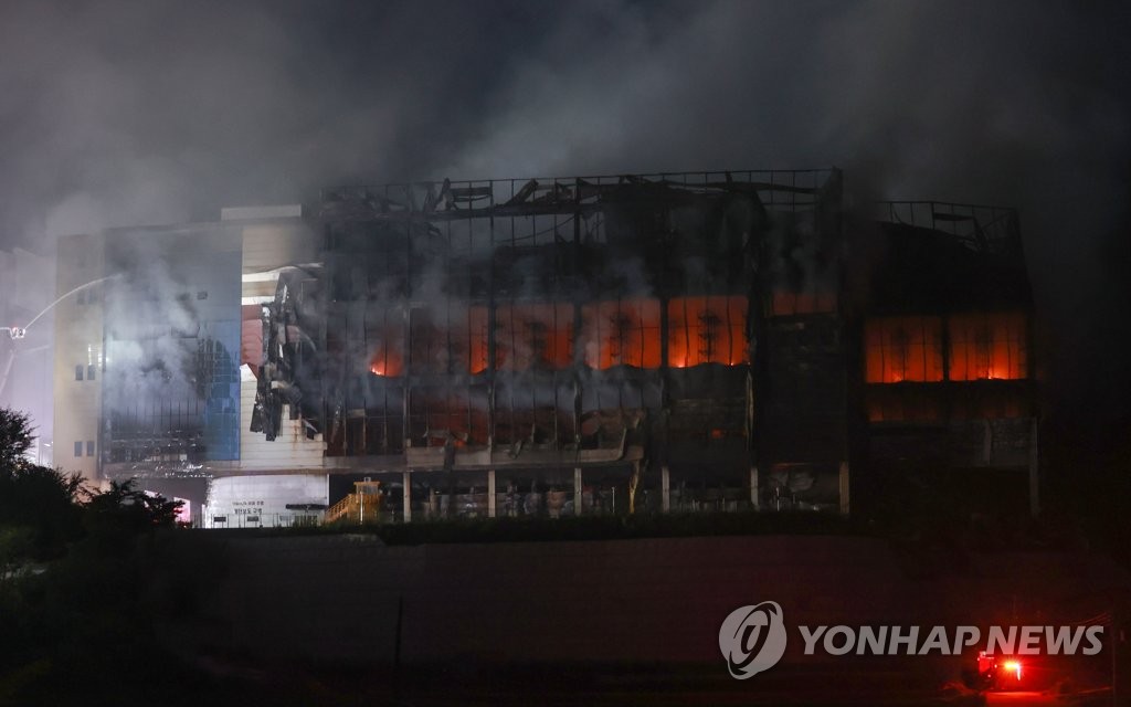 A fire burns for a second day at a Coupang warehouse in Icheon, 80 kilometers southeast of Seoul, on June 18, 2021. (Yonhap)