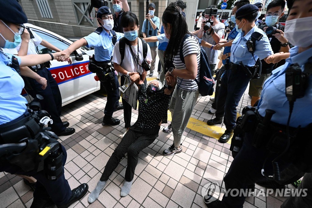 홍콩 경찰에 끌려가는 여성 민주화활동가