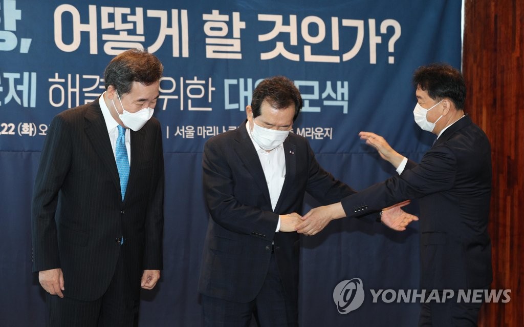 기념촬영 준비하는 민주당 대선주자 이낙연 정세균 이광재