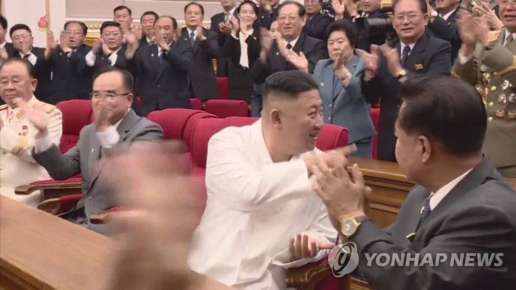 김정은, 국무위원회 연주단 공연 관람…밝은 표정으로 손짓
