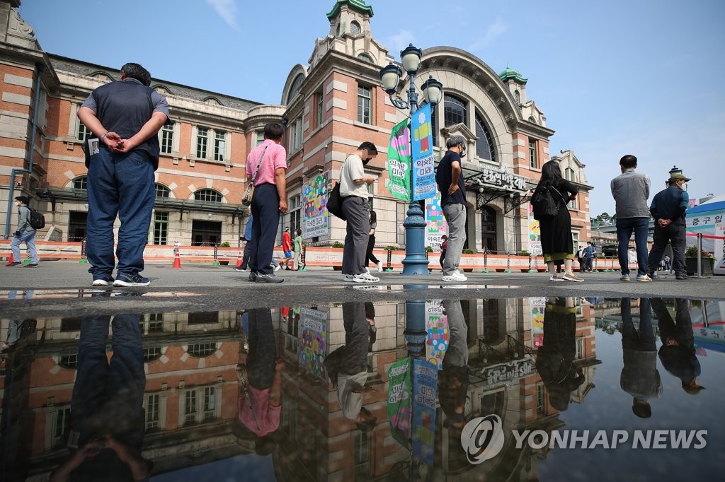안심할 수 없는 코로나19, 신규 확진 다시 600명대로
