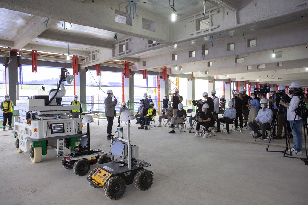 Robots en obras de construcción Robots en obras de construcción