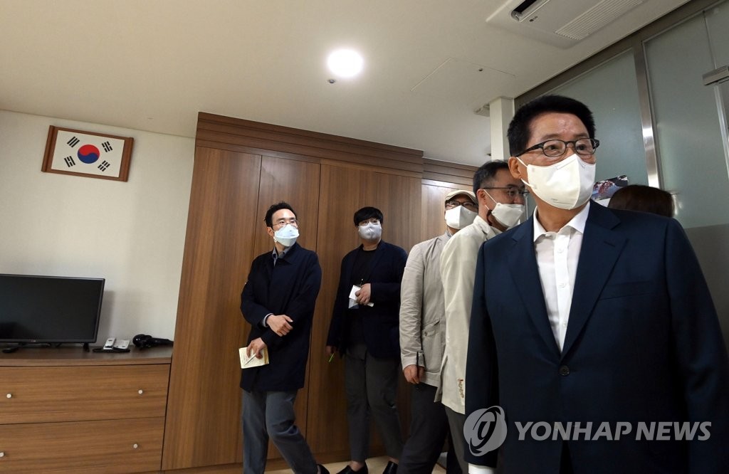 기자단과 북한이탈주민보호센터 둘러보는 박지원 국정원장