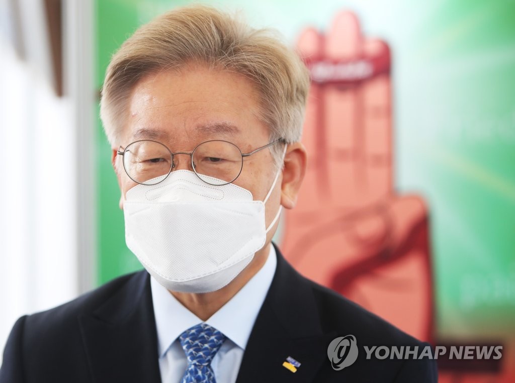 질문에 답하는 이재명 경기지사