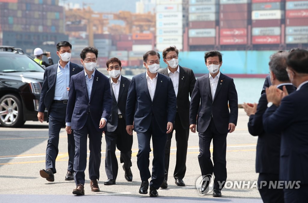 해운산업 전략 선포 및 한울호 출항식 참석하는 문 대통령