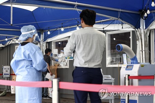 코로나19 검사 받는 시민들