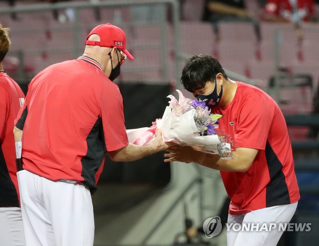 데뷔 첫 승 축하받는 김유신