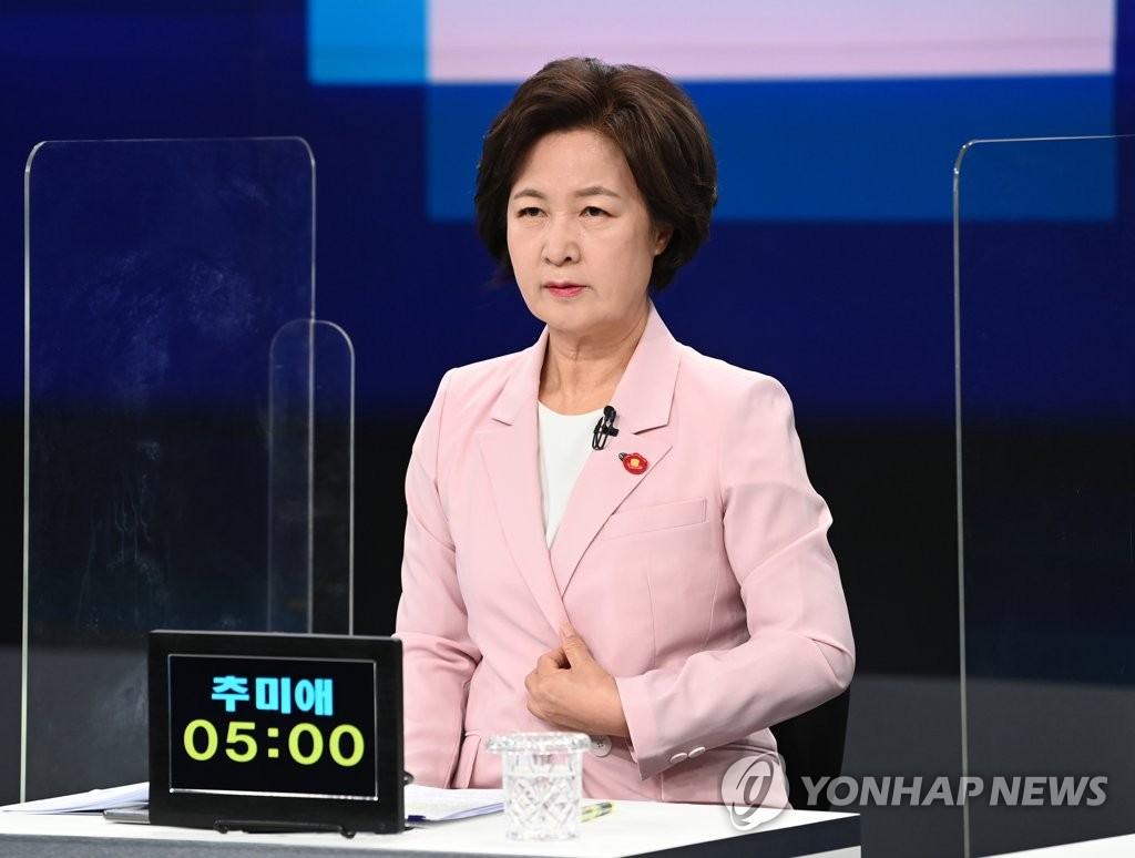 방송토론 준비하는 추미애
