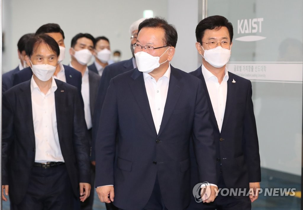 창업기업 규제혁신 간담회 참석하는 김부겸 총리