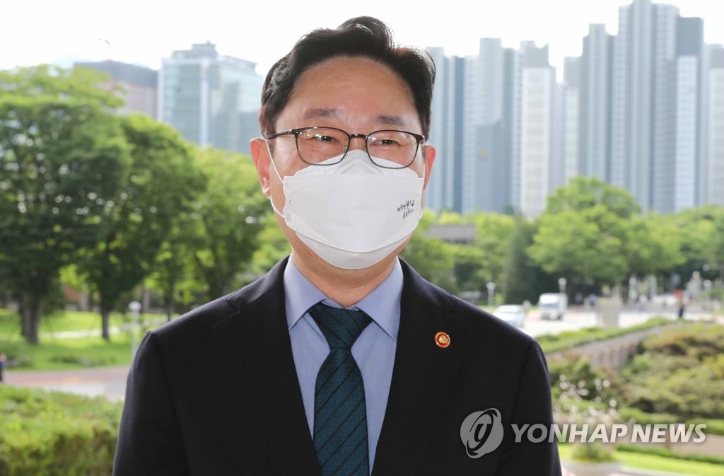 취재진 질문에 답변하는 박범계 법무부 장관
