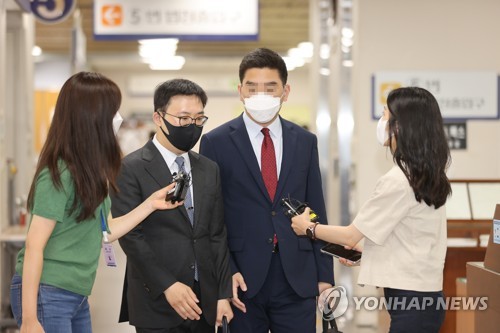 이동재 전 기자, 취재진 질문에 묵묵부답