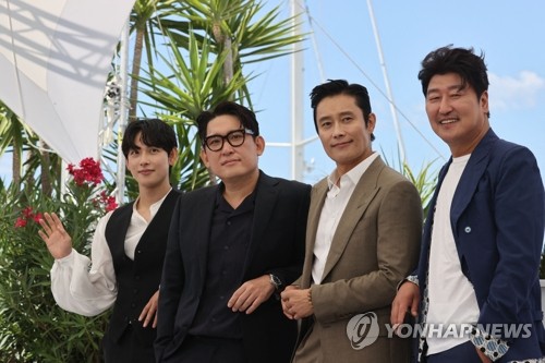 칸 초청된 영화 '비상선언'의 감독과 주연배우들