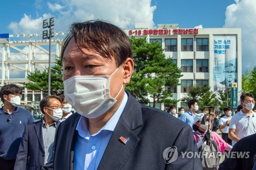 '5·18 배지' 달고 옛 전남도청 찾은 윤석열