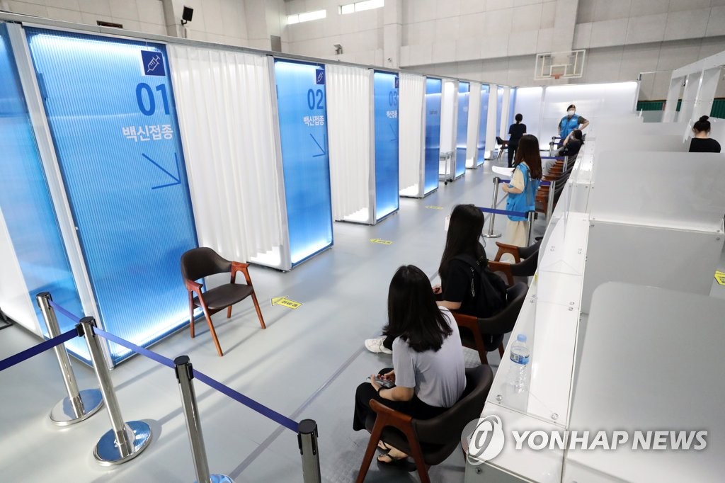 지난 8월 21일 서울 동작구 동작구민체육센터에 마련된 예방접종센터에서 고3 학생이 코로나19 백신 접종 차례를 기다리고 있다.[연합뉴스 자료사진]
