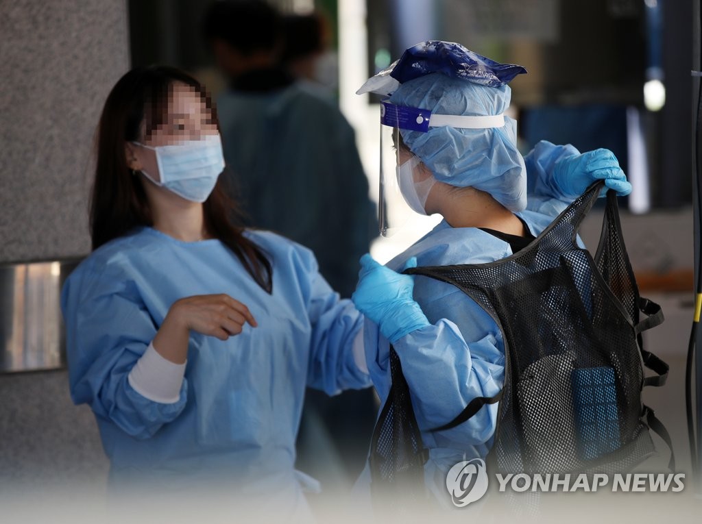 선별진료소는 지금 폭염과의 전쟁