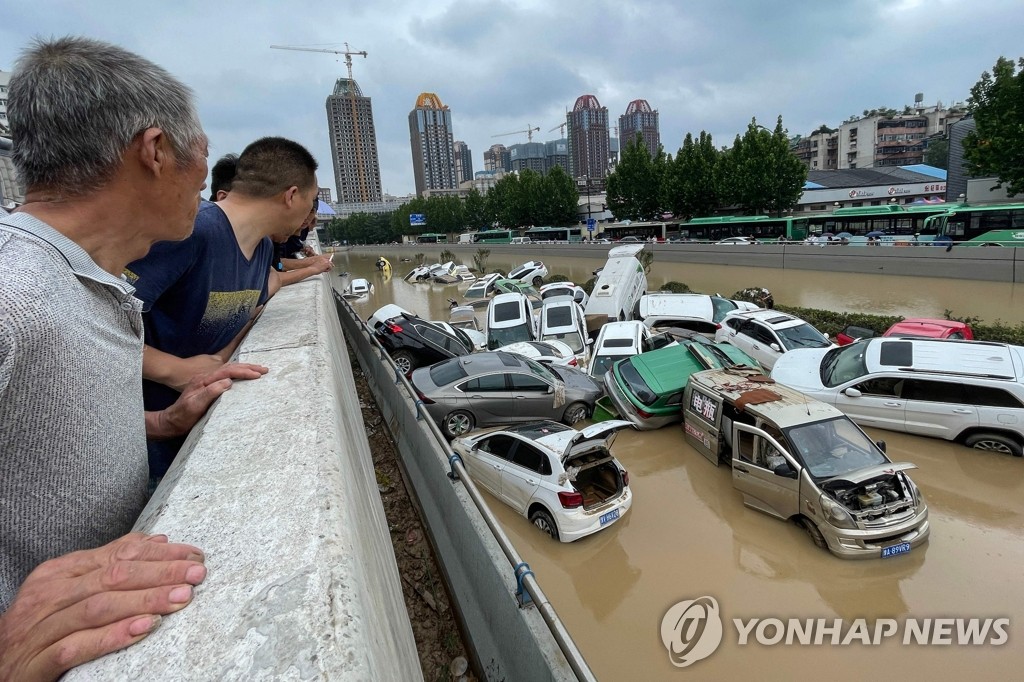 중국 정저우 폭우로 물에 잠긴 차량들