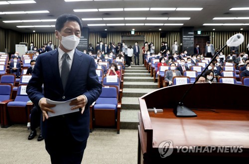 발언대로 향하는 국민의힘 김기현 원내대표