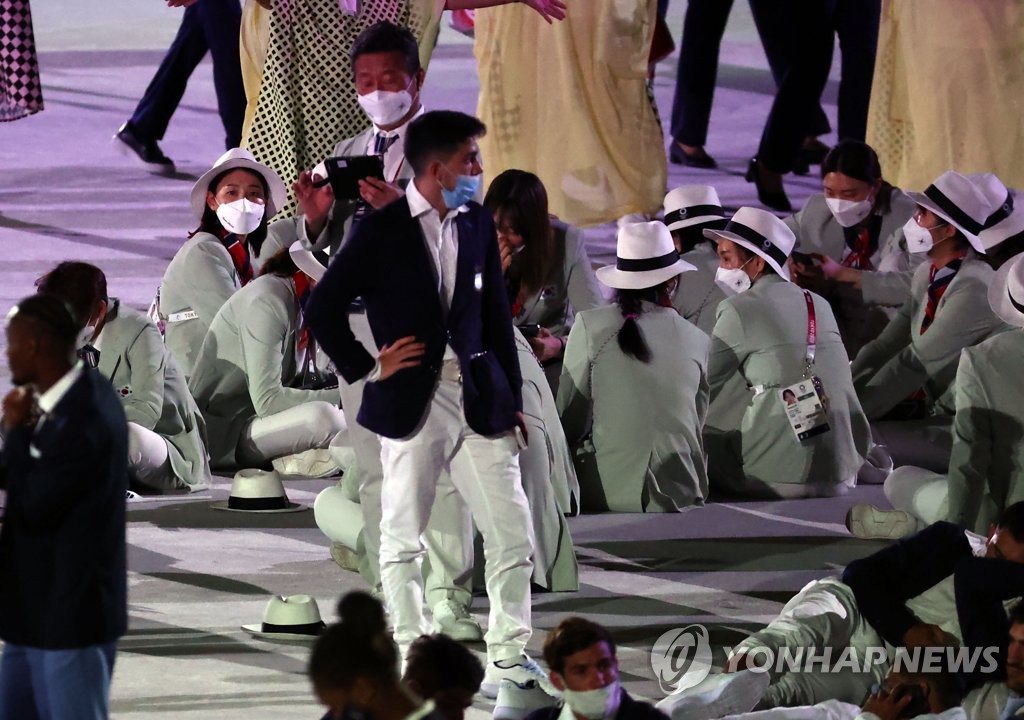 [올림픽] 바닥에 앉아 있는 한국선수들