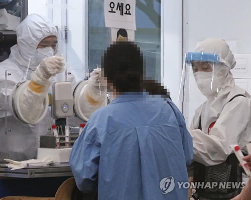 방호복을 입고 오늘도 검사 또 검사