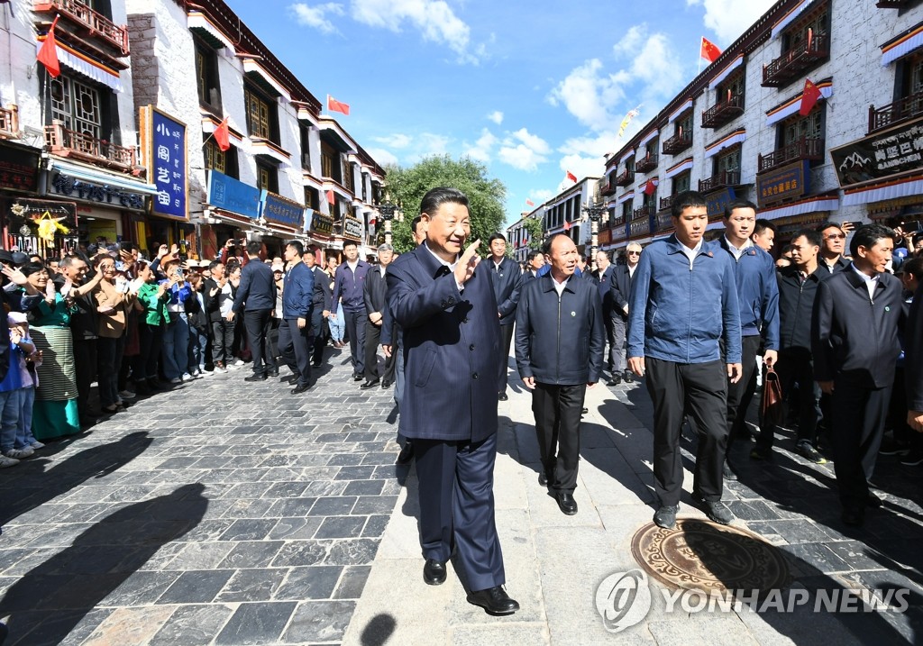 티베트 라싸 거리 둘러보며 주민들과 인사하는 시진핑