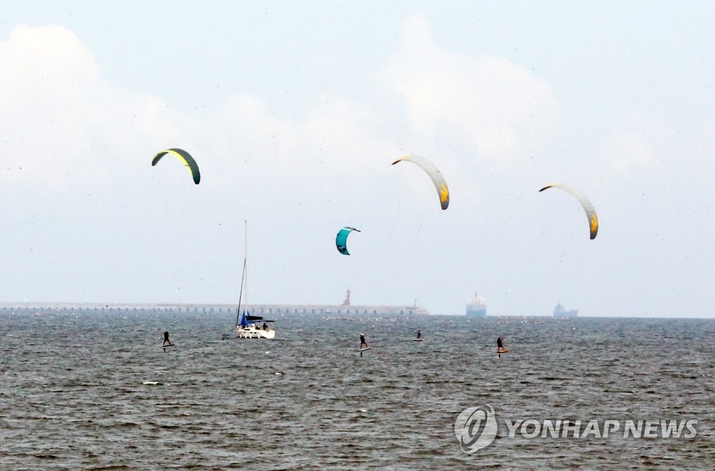 파도 없어도 즐길 수 있는 카이트서핑