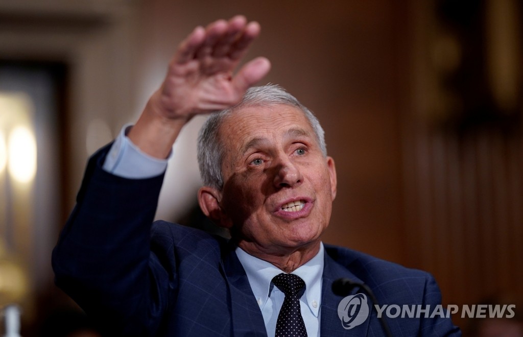 코로나 백신 '부스터 샷' 필요성 지적한 파우치 소장