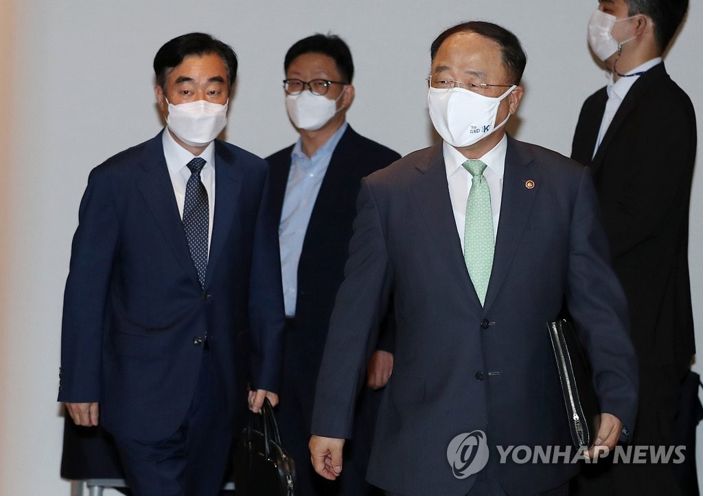 세제발전심의위원회 참석하는 홍남기 경제부총리