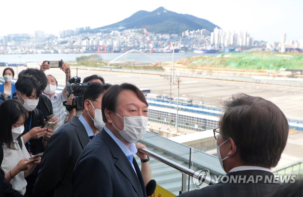 부산 북항재개발 보는 윤석열