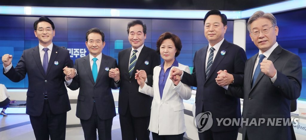 TV토론에 앞서 포즈취하는 민주당 대선경선 후보들