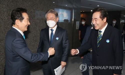 TV토론에 앞서 인사하는 정세균, 이재명과 이낙연