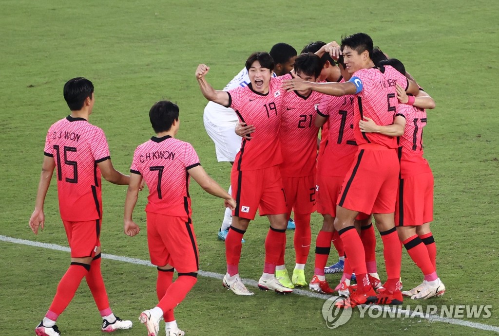 لاعبو المنتخب الكوري يحتفلون بتسجيل هدف رابع بمرمى هندوراس لاعبو المنتخب الكوري يحتفلون بتسجيل هدف رابع بمرمى هندوراس