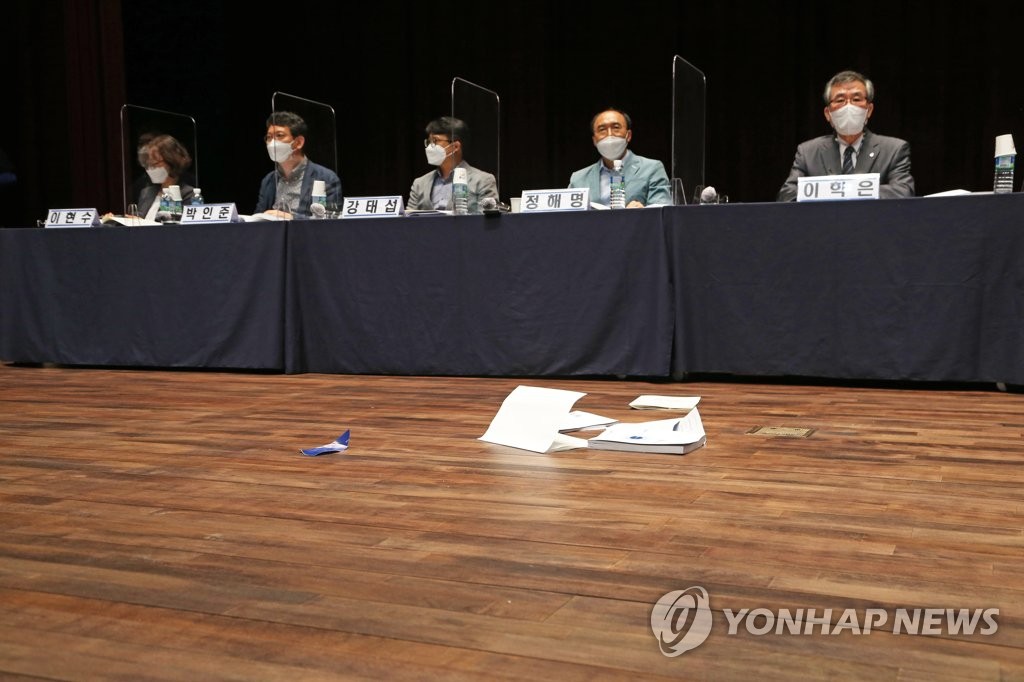 바닥에 던져진 발표자료