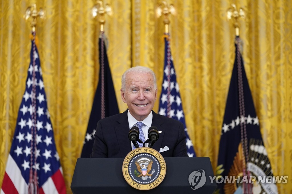 강화된 코로나19 대응조치 발표하는 바이든