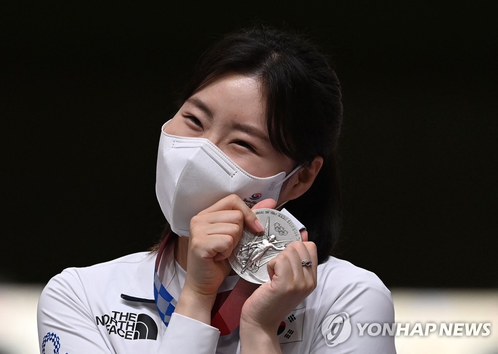 도쿄올림픽 '한국 사격 첫 메달' 기뻐하는 김민정