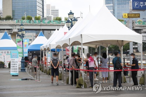 코로나19 검사 기다리는 시민들