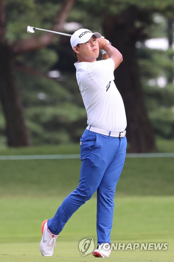 Kim Si-woo of South Korea watches his second shot on the 18th hole during the final round of the Tokyo Olympic men's golf tournament at Kasumigaseki Country Club in Saitama, Japan, on Aug. 1, 2021. (Yonhap)