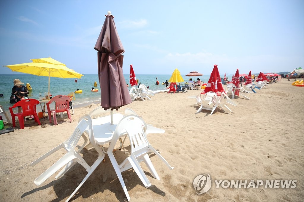 '거리 두고도 펴지 못한 파라솔'