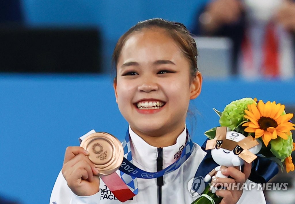 South Korean gymnast Yeo Seo-jeong poses with her bronze medal from the women's vault event at the Tokyo Olympics at Ariake Gymnastics Centre in Tokyo on Aug. 1, 2021. (Yonhap)