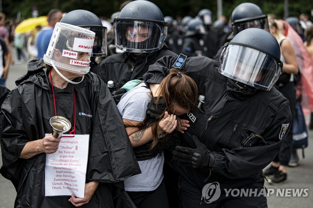 코로나19 제한조치 항의 시위대 체포하는 독일 경찰