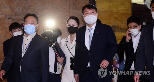 국민의힘 사무처 직원과 인사 마친 윤석열 대선 예비후보