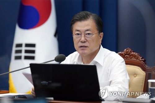 Le président Moon Jae-in lors d'une réunion avec ses conseillers à Cheong Wa Dae le lundi 2 août 2021.