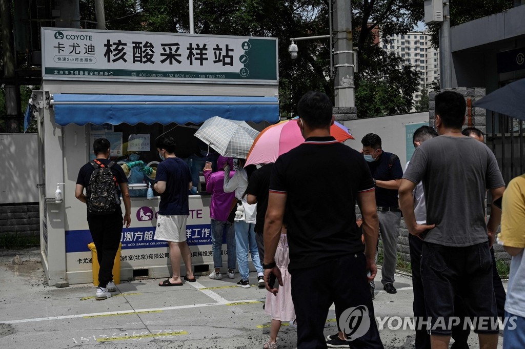 중국 전역 코로나19 확산 속 검사 나선 베이징 시민들