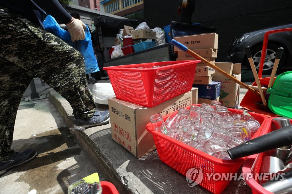 정리되는 폐업 음식점의 주방용품들
