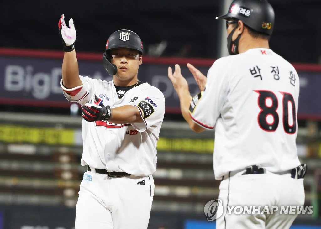 In this file photo from Aug. 25, 2021, Kang Baek-ho of the KT Wiz (L) celebrates his RBI single against the SSG Landers in the bottom of the fourth inning of a Korea Baseball Organization regular season game at KT Wiz Park in Suwon, 45 kilometers south of Seoul. (Yonhap)