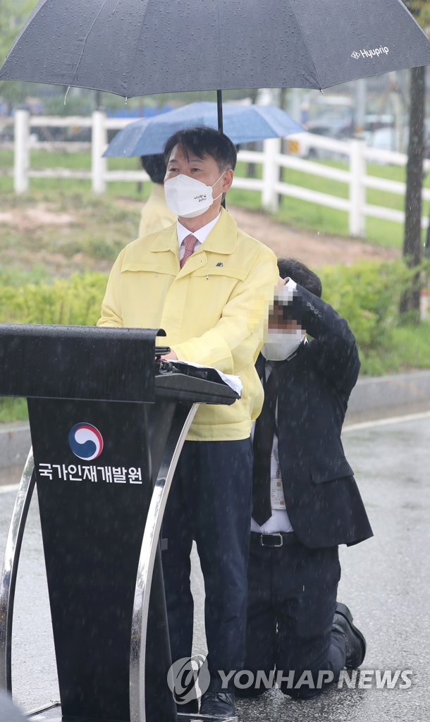 꼭 이래야만 하는지...