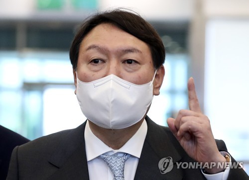 국방포럼 세미나 참석 마치고 기자 질문에 답하는 윤석열